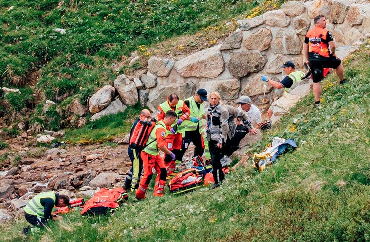 Det er endnu ikke klarlagt, hvad der forårsagede den voldsomme ulykke på en nedkørsel under torsdagens etape i Schweiz Rundt. Gino Mäder fra Bahrain Victorious blev slemt kvæstet og afgik fredag ved døden. Ineos-rytteren Magnus Sheffield styrtede også, men slap med hjernerystelse og andre mindre skader. Foto: Zac Williams/swpix.com/shutterst/Ritzau Scanpix