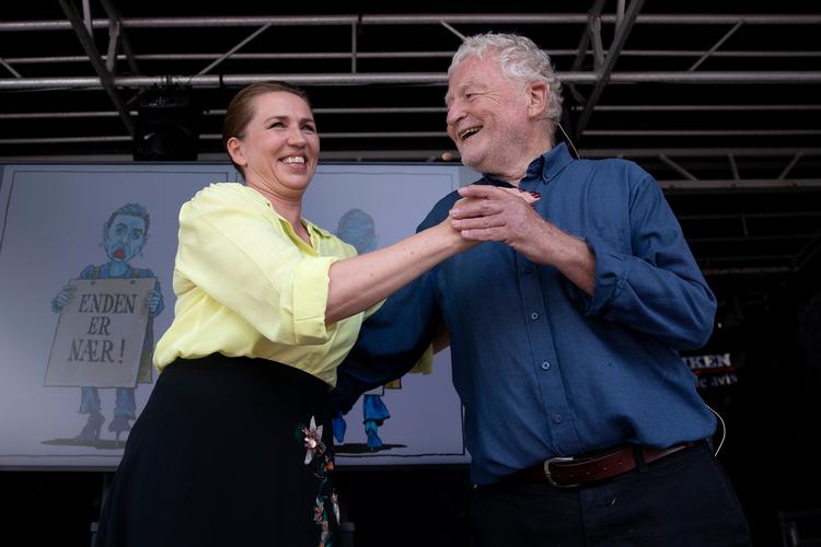 Statsminister Mette Frederiksen og Roald Als på scenen fredag formiddag ved årets Folkemøde. Foto: Finn Frandsen