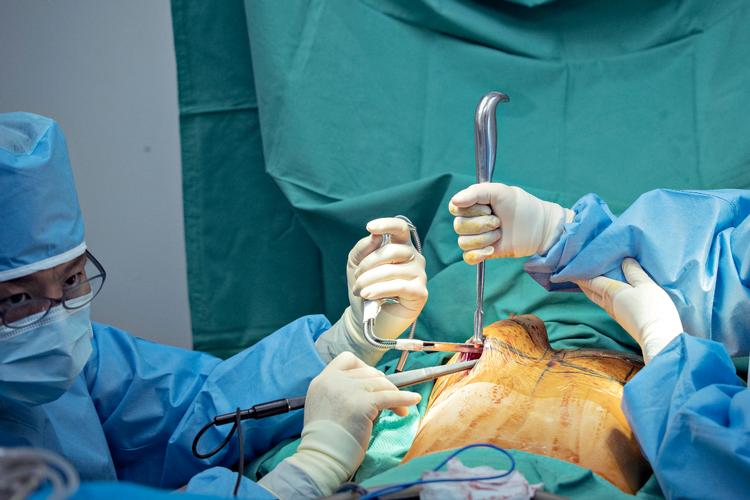 En tredjedel af alle unge sydkoreanske kvinder har fået en plastikoperation. Mens det for manges vedkommende går godt, ender nogle operationer fatalt. Foto: Marius Renner