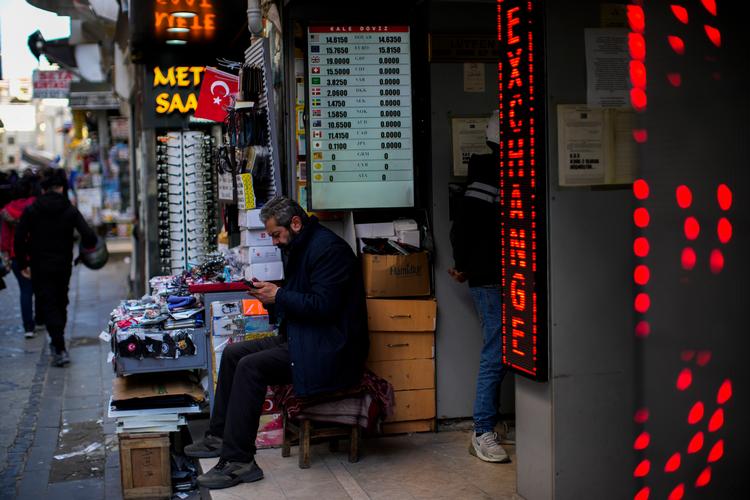 Den tyrkiske valuta, liraen, er faldet de seneste år, og inflationen har været høj. Vækst for enhver pris har været mantraet for præsident Erdogan, men nu ser der ud til at være en ændring på vej. Foto: Francisco Seco/Ritzau Scanpix