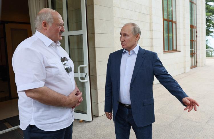 Vladimir Putin taler her med Aleksandr Lukasjenko under et besøg fra den belarusiske diktator tidligere på måneden. Foto: Sputnik/Ritzau Scanpix