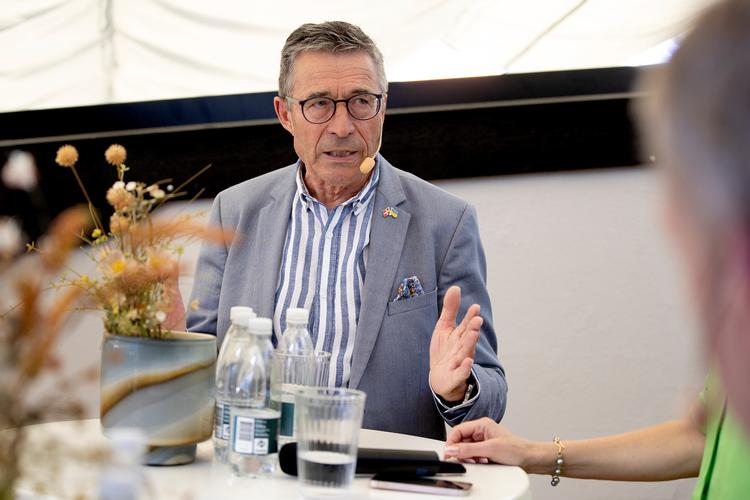 Tidligere statsminister Anders Fogh Rasmussen (V) opfordrer til, at den nuværende statsmnister Mette Frederiksen (S) får lov til at passe sit arbejde. Billedet er fra folkemødet på Bornholm.   Foto: Finn Frandsen