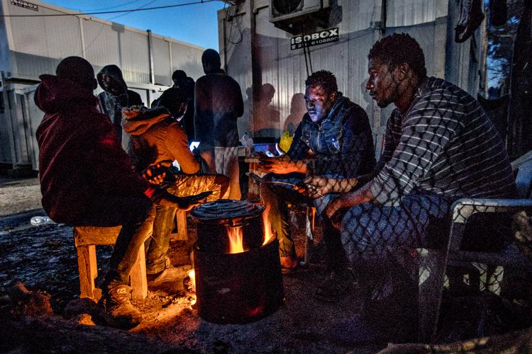 De seneste år er hundredtusindvis af flygtninge strømmet til Grækenland. Her en gruppe unge mænd fra uroplagede Mali på Lesbos. Foto: Jacob Ehrbahn
