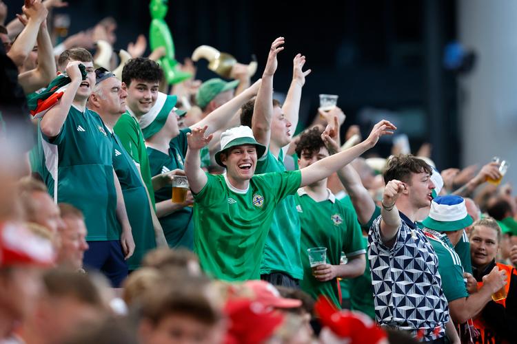  Nordirske fans jubler efter udligningen til 1-1, som senere blev underkendt for offside efter en lang VAR-gennemgang. Danmark vandt således EM-kvalifikationen i Parken med 1-0 over Nordirland.   Foto: Jens Dresling