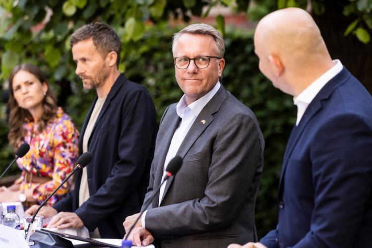 Tre ministre deltog i lanceringen af ekspertgruppens forslag til regulering af de store tech-selskaber: Erhvervsminister Morten Bødskov, kulturminister Jakob Engel-Schmidt og digitaliseringsminister og minister for ligestilling Marie Bjerre flankerede formand for regeringens tech-ekspertgruppe Mikkel Flyverbom.  Foto: Ólafur Steinar Rye Gestsson/Ritzau Scanpix