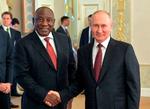 Sydafrikas præsident, Cyril Ramaphosa, sammen med Ruslands præsident, Vladimir Putin, i Sankt Petersborg i dag.  Foto: Evgeny Biatov/Ritzau Scanpix