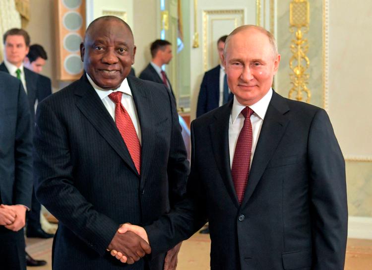 Sydafrikas præsident, Cyril Ramaphosa, sammen med Ruslands præsident, Vladimir Putin, i Sankt Petersborg i dag.  Foto: Evgeny Biatov/Ritzau Scanpix