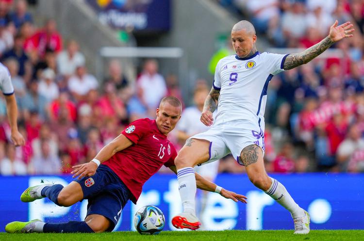 Lyndon Dykes åbner for Skotlands overraskende sejr over Norge med udligningen til 1-1 i Oslo.  Foto: Ntb/Ritzau Scanpix