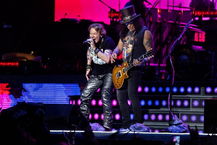 Vi fandt ud af, at Axl Rose ligner Shiv fra 'Succession' helt vildt. Guns N' Roses gav os masser tid til at tænke på andet end rock.  Foto: Jacob Ehrbahn