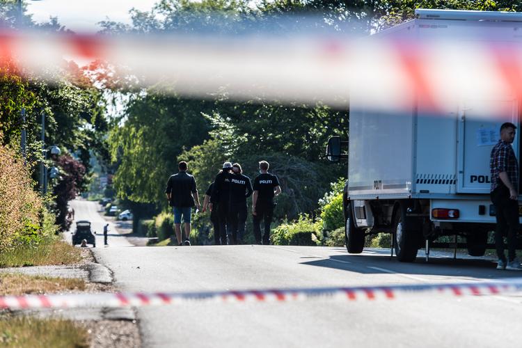 Politiet var talstærkt til stede ved Loch Ness ved Kalundborg, hvor den 56-årige blev fundet søndag morgen.  Foto: Jokum Tord Larsen/Ritzau Scanpix