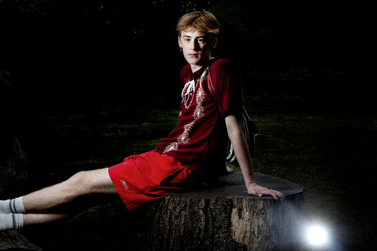 »Jeg kan godt nogle gange få den der følelse af at skulle passe ind. Men jeg synes også, jeg er god til ikke at give en fuck«., siger 18-årige Bertam Vilhelm Hansen om ikke at drikke sig fuld på Roskilde. 

 Foto: Martin Lehmann