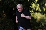 Boris Johnson har fået mere tid til at holde formen ved lige. Selv om han har forladt Underhuset, er han stadig manden i centrum af britisk politik. Foto: Toby Melville/Ritzau Scanpix
