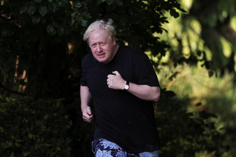 Boris Johnson har fået mere tid til at holde formen ved lige. Selv om han har forladt Underhuset, er han stadig manden i centrum af britisk politik. Foto: Toby Melville/Ritzau Scanpix