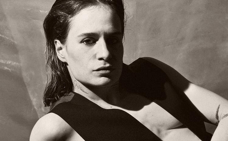 Queer, fransk og famlende. Christine and the Queens leder efter det store guddommelige lys på sit nye ambitiøse album. Foto: Paul Kooiker