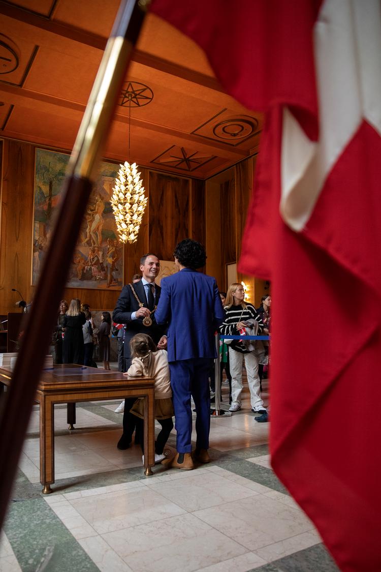 Alle 18-årige medborgere bør få tilsendt den danske demokratitænker Hal Kochs ’Hvad er demokrati?’ med et lykønskende brev fra borgmesteren. Og nye statsborgere bør have mulighed for at aflægge et borgerløfte ved grundlovsceremonien for at styrke og værne om samfundskontrakten, skriver Peter Bjerregaard. På fotoet ses daværende borgmester i Frederiksberg Kommune, Simon Aggesen, til en grundlovsceremoni. Foto: Finn Frandsen