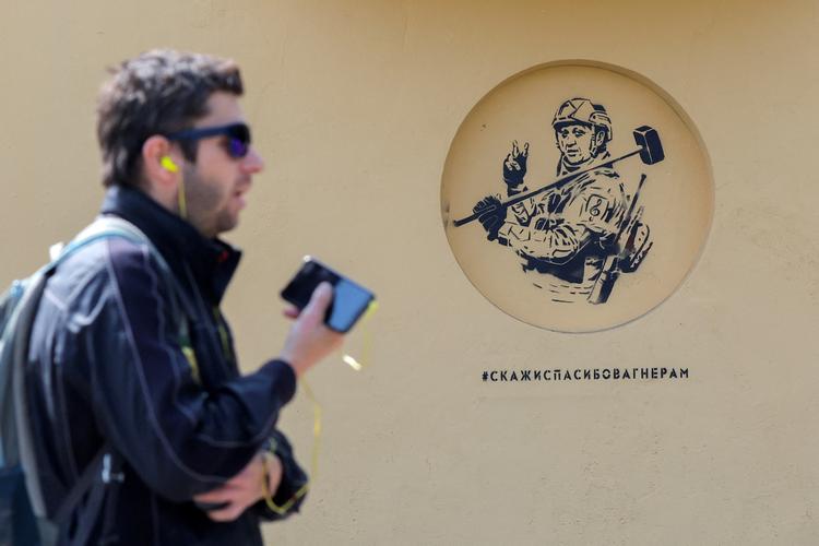 Grafitti på en mur i Sankt Petersborg hylder lejehæren, der har fået så mange straffefanger ud af fængslerne. Teksten lyder: "Sig tak til Wagner-soldaterne" Foto: Anton Vaganov/Ritzau Scanpix