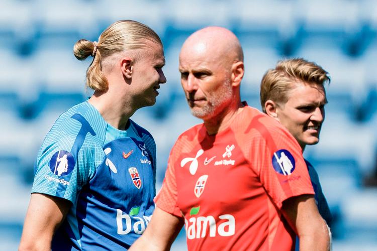 Ståle Solbakken (i forgrunden) har trods stjernespillere som  Erling Braut Haland (tv.) og Martin Ødegaard på holdet fået en dårlig start på EM-kvalifikationen. Foto: Fredrik Varfjell/Ritzau Scanpix