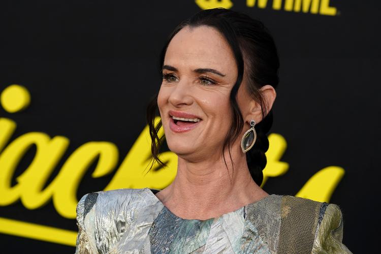 For tiden kan Juliette Lewis opleves i en meget Juliette Lewis-agtig rolle i tv-serien "Yellowjackets'. Her ses hun ved en premiere i Los Angeles på seriens anden sæson tidligere i år.  Foto: Jordan Strauss/Ritzau Scanpix