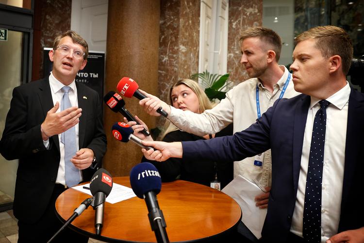 Forsvarsminister Troels Lund Poulsen (V) har indkaldt partilederne til møde i Forsvarsministeriet om slettede sms'er. Foto: Jens Dresling