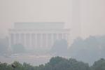 De canadiske skovbrande, der malede himlen i New York orange, var blot en forsmag på, hvad vi har i vente, skriver Mette Mølbak, der er bosat i Washington, D.C., hvor monumenterne som Lincoln Memorial nærmest forsvandt i den grå himmel. Foto: Saul Loeb/Ritzau Scanpix