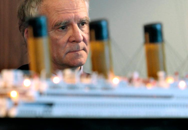 P.H. Nargeolet og en model af Titanic-skibet på en konference i New York. Foto: AP /Bebeto Matthews. Foto: Bebeto Matthews/Ritzau Scanpix