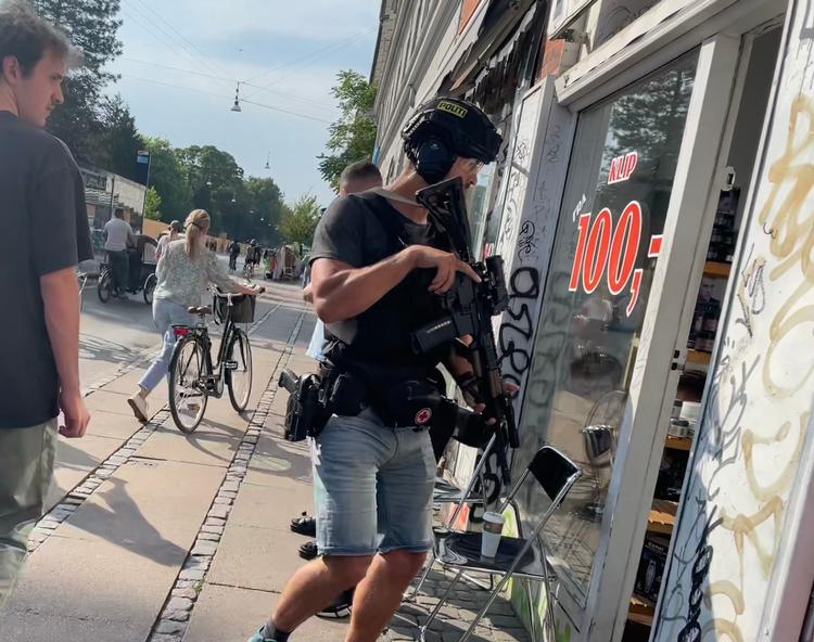 Politiet var tirsdag aften massivt tilstede efter et skyderi på Nørrebrogade. En person er blevet ramt, men er uden for livsfare. Foto: Oliver Kløvedal Reich