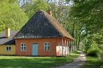 Fra domkirken i Maribo vandrer vi forbi campingpladsen og derfra på nærmeste gennem frilandsmuseet De Gamle Huse og videre ind i Kidnakkeskoven, hvor fuglene kvidrer smukt og minder os om det rige fugleliv på Lolland-Falster og ikke mindst her i Naturpark Maribosøerne.  Foto: Kevin McLaughlin
