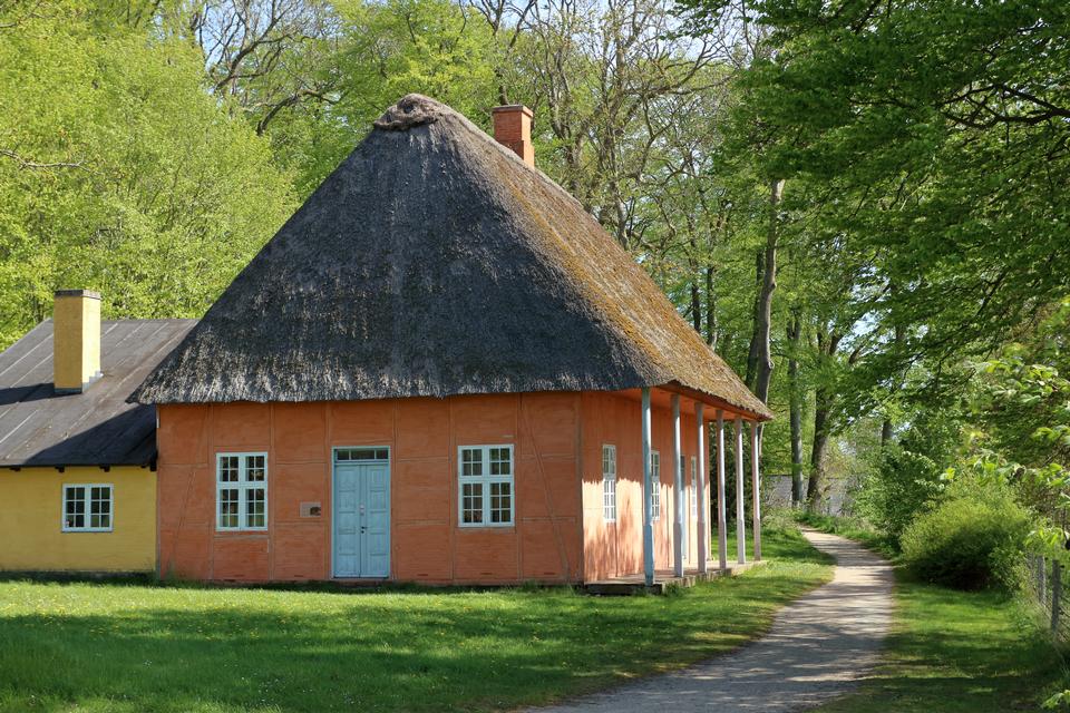 Fra domkirken i Maribo vandrer vi forbi campingpladsen og derfra på nærmeste gennem frilandsmuseet De Gamle Huse og videre ind i Kidnakkeskoven, hvor fuglene kvidrer smukt og minder os om det rige fugleliv på Lolland-Falster og ikke mindst her i Naturpark Maribosøerne.  Foto: Kevin McLaughlin