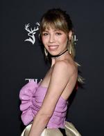 Jennette McCurdy i en farve der måske er mellem lilla og lyserød. Hun har skrevet en bog om en streng mor og et hårdt børnestjerneliv. Foto: Evan Agostini/Ritzau Scanpix
