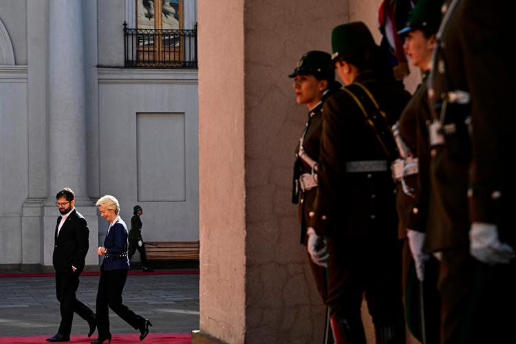 Chiles præsident, Gabriel Boric, taler med Ursula Von Der Leyen i hovedstaden, Santiago. Von der Leyen er på en omfattende rundrejse i Latinamerika.  Foto: Martin Bernetti/Ritzau Scanpix