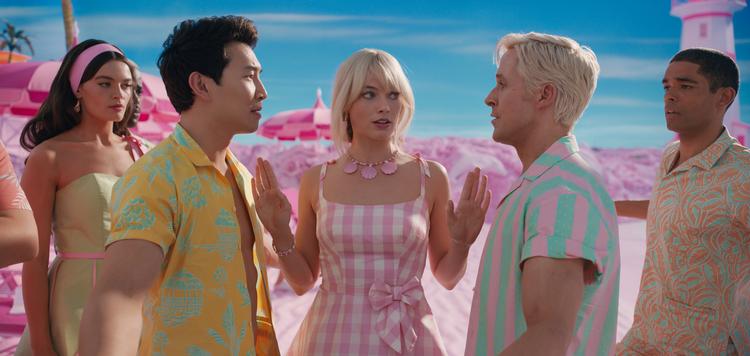 Margot Robbie spiller den oprindelige Barbie, og Ryan Gosling, der har fået meget røg for at være for gammel til rollen, spiller glatte Ken i den nye film 'Barbie'. Foto: Warner Bros./Warner Bros.