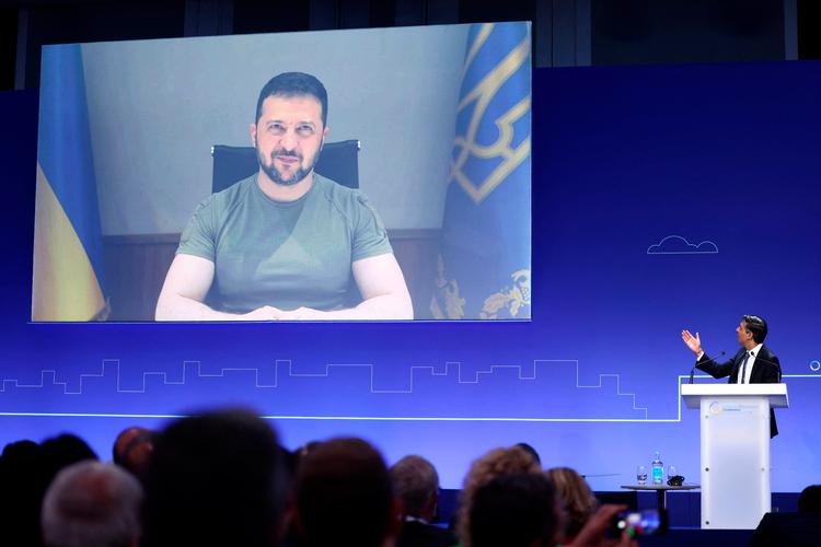 Ukraines præsident, Volodymyr Zelensky, talte onsdag 21. juni til 61 regeringsrepræsentanter og andre deltagere på konferencen Ukraine Recovery Conference i London.  Foto: Henry Nicholls/Ritzau Scanpix