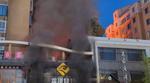 Et skærmbillede fra en video viser sort røg efter en eksplosion i en grillrestaurant i den kinesiske by Yinchuan, hvor mindst 31 mennesker blev dræbt. Foto: Video Obtained By Reuters/Ritzau Scanpix