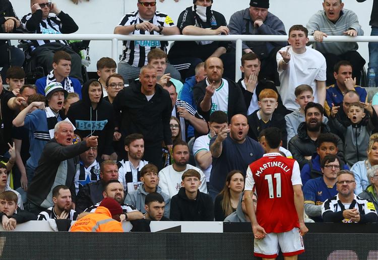 En uges tid efter Newcastles kamp mod Arsenal i begyndelsen af maj blev der offentliggjort lydklip fra kommunikationen mellem dommer og VAR. I kampen omgjorde VAR blandt andet en straffesparkskendelse, som ikke faldt i god jord hos Newcastles tilhængere.  Foto: Lee Smith/Ritzau Scanpix