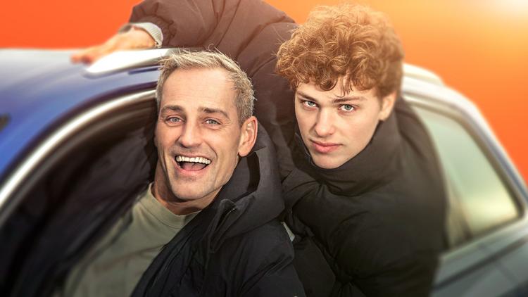 I dokumentaren 'Mere voksen end Bjerrehuus' bliver modellen Oliver Bjerrehuus sprogligt korrigeret af sin søn, Oscar. Foto: Nelle Renberg Andersen