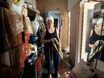 »Jeg ønsker ikke Putin at blive skudt eller dø. Lad ham komme her til vores opgang, og jeg vil smide en spand af det her slam i hans fjæs. Så han ville lugte det, drukne i det og forstå, hvordan det er«, siger Nina Misjtjenkos mor. Foto: Julia Samokhvalova