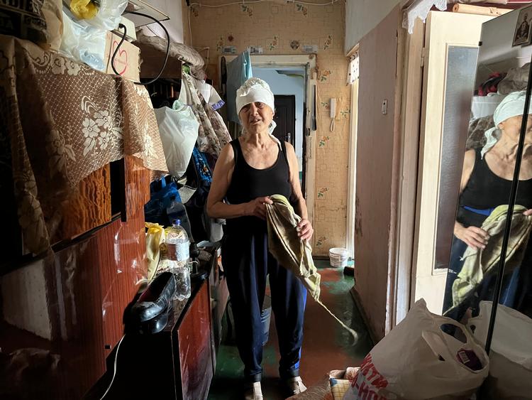 »Jeg ønsker ikke Putin at blive skudt eller dø. Lad ham komme her til vores opgang, og jeg vil smide en spand af det her slam i hans fjæs. Så han ville lugte det, drukne i det og forstå, hvordan det er«, siger Nina Misjtjenkos mor. Foto: Julia Samokhvalova