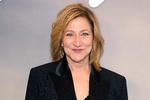Edie Falco er i år aktuel i tv-serien 'Bupkis', hvor hun spiller mor til komikeren og skuespilleren Pete Davidson, der spiller sig selv. Her ses hun ved premieren i april i år. 
 Foto: Charles Sykes/Ritzau Scanpix