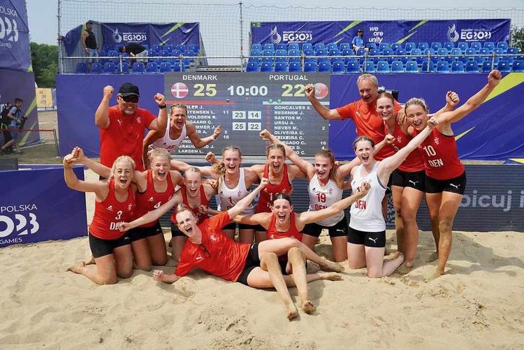 Det danske kvindelandshold i strandhåndbold vandt torsdag aften guld efter en sejr på 2-1 over Spanien i finalen. Billedet er taget efter sejren i semifinalen over de tyske verdensmestre. Foto: DIF/Danmark til OL