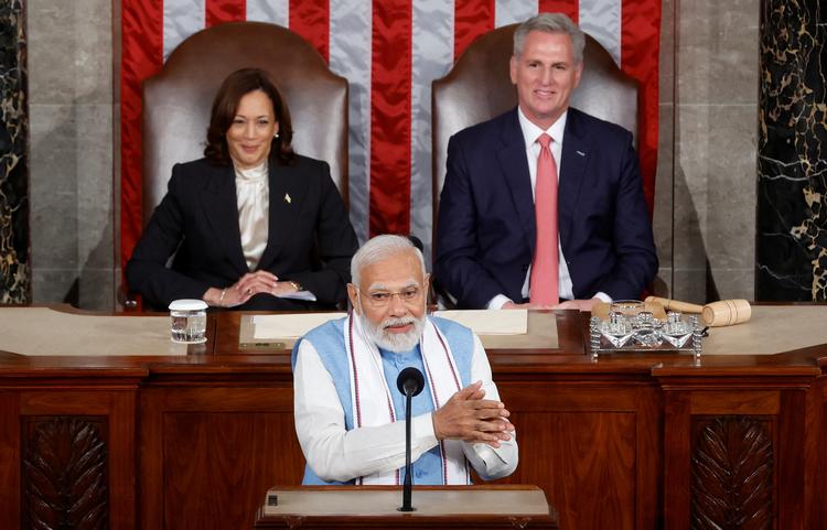 Narendra Modi taler i Kongressen. Bagved lytter USA's vicepræsident, Kamala Harris, og formanden for Repræsentanternes Hus, Kevin McCarthy . Foto: Jonathan Ernst/Ritzau Scanpix