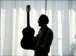     Guitaristen Ingolf Olsen har siddet i Salmebogskommissionen, og ved siden af de mange pladeindspilninger og solokoncerter har han været en del af det engang så vigtige Prisma-ensemble for svær samtidsmusik. Foto: Reimar Juul/Ritzau Scanpix