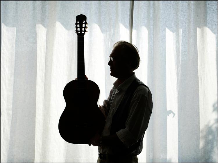     Guitaristen Ingolf Olsen har siddet i Salmebogskommissionen, og ved siden af de mange pladeindspilninger og solokoncerter har han været en del af det engang så vigtige Prisma-ensemble for svær samtidsmusik. Foto: Reimar Juul/Ritzau Scanpix