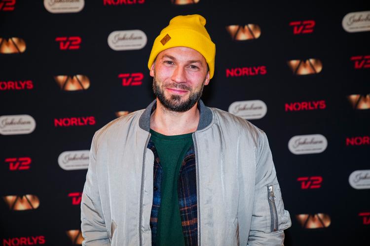 Simon Stenspil på den røde løber i 2021  ved finalen i Vild med dans på TV 2, en konkurrence som han vandt i 2018  sammen med  Asta Björk. Foto: Martin Sylvest/Ritzau Scanpix