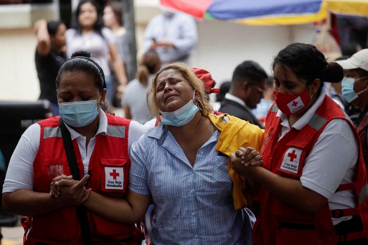 Pårørende til de dræbte kvinder stimlede sammen uden for fængslet allerede kort efter massakren. Det var i forvejen den dag i ugen, de kan komme og aflevere mad til de indsatte. De pårørende fik hjælp af civile organisationer, herunder Røde Kors. Foto: Fredy Rodriguez/Ritzau Scanpix