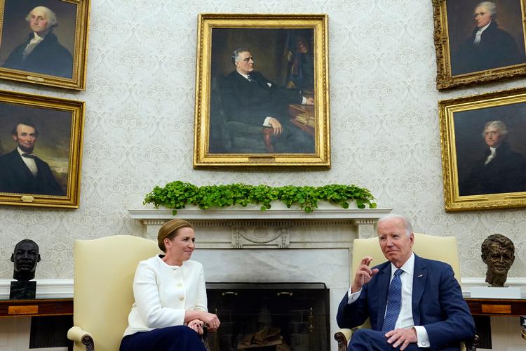 Mette Frederiksen blev af flere medier nærmest allerede blevet udråbt til ny generalsekretær i Nato, både før og efter at hun besøgte Joe Biden i Det Hvide Hus. Men nu ser det ud til, at norske Jens Stoltenberg fortsætter. Det får dog ikke det politiske kommentariat til at lukke rygtebørsen, lyder det fra Henrik Palle. Foto: Susan Walsh/Ritzau Scanpix