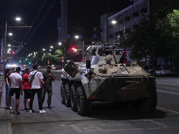 Militære køretøjer blev set på gaden i Rostov i Rusland natten til lørdag. Om de tilhører Wagner-gruppen eller det russiske militær, vides ikke. Foto: Stringer/Ritzau Scanpix