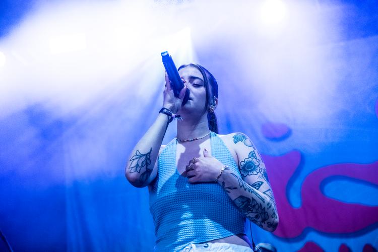 Ida Laurberg hitter lige nu med 'Jeg ka' rigtig godt li' dig' med Andreas Odbjerg. Han var ikke med på Tinderbox, men så sang hun da bare duetten med sig selv.  Foto: Helle Arensbak/Ritzau Scanpix