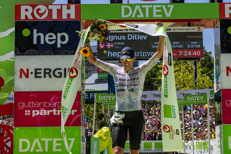 »Jeg følte det som om jeg kravlede de sidste fire kilometer«, sagde den udmattede triatlet Magnus Ditlev om sin afslutning på Challenge Roth søndag. Foto: Christophe Raitel/Challenge Roth
