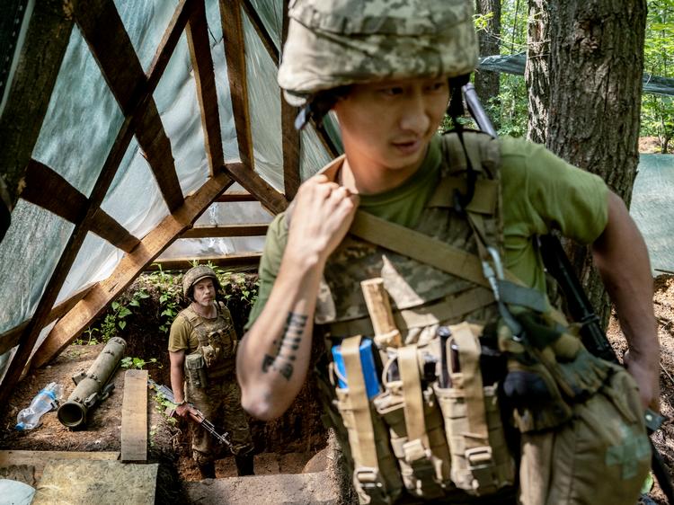 Mens verdens øjne er rettet mod Ruslands indre uoverensstemmelser, kæmper ukrainske soldater videre med frontlinjen i det østlige Ukraine. Foto: Mads Nissen