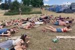 I Camp 'Go'Nabo' i Dream City afholder de techno-yoga for alle interesserede hver formiddag i opvarmningsdagene. Foto: Clara Johanne Selsmark